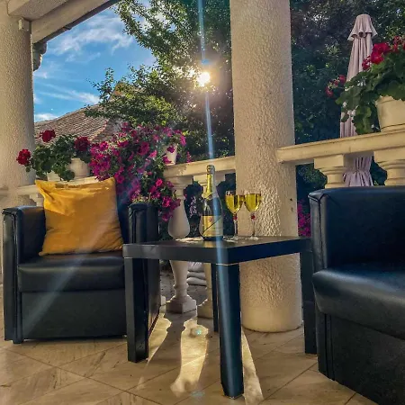 & Pool White House *