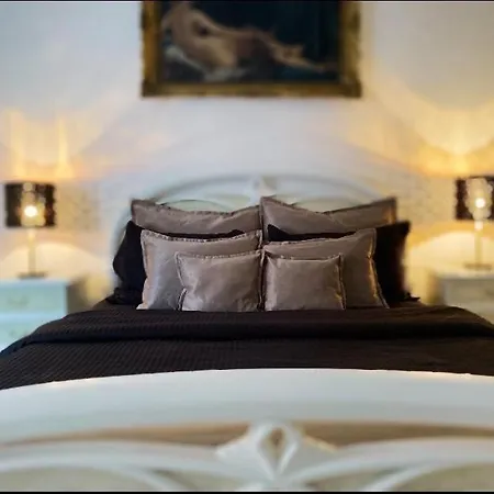 Daire & Pool White House