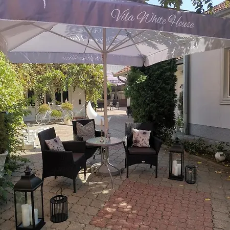 Daire & Pool White House *