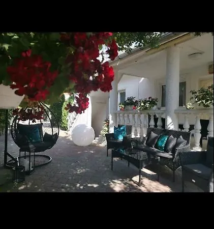 Daire & Pool White House