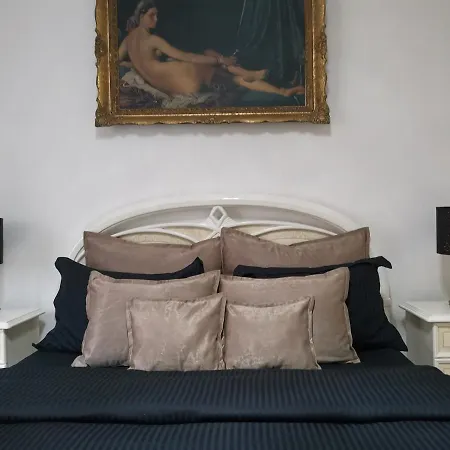 Daire & Pool White House