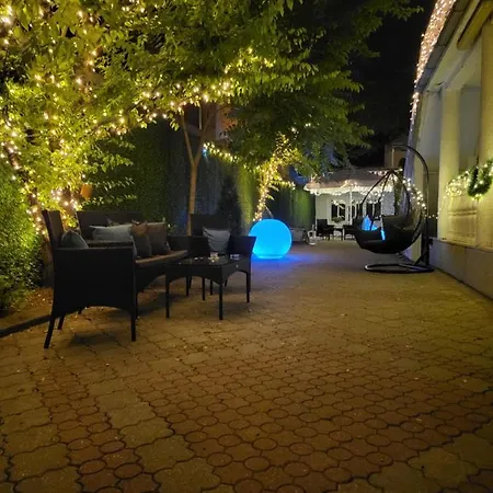 Daire & Pool White House *