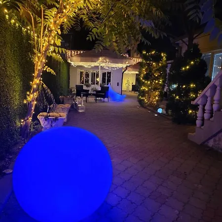 Daire & Pool White House *