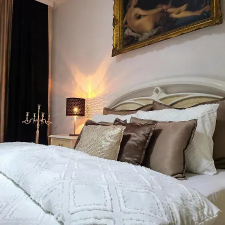 & Pool White House *