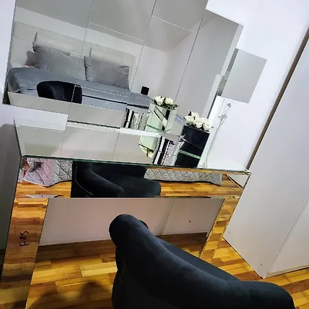 Daire & Pool White House *