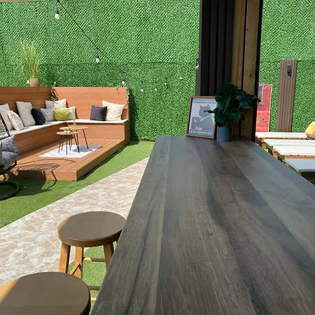 Daire & Pool White House