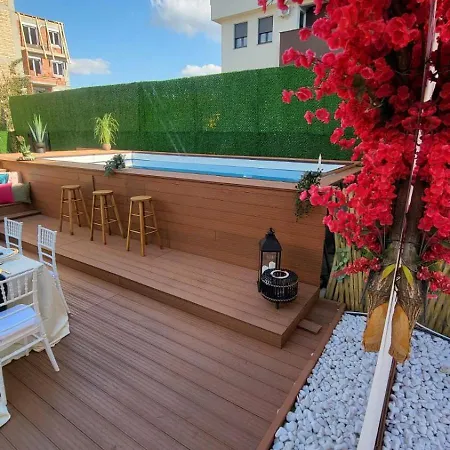 & Pool White House Daire *