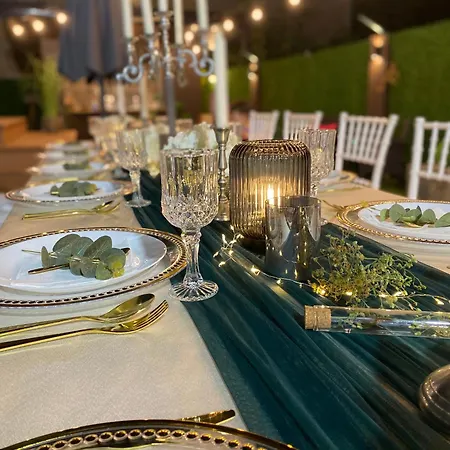 Daire & Pool White House *