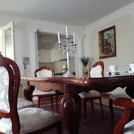 & Pool White House Daire *