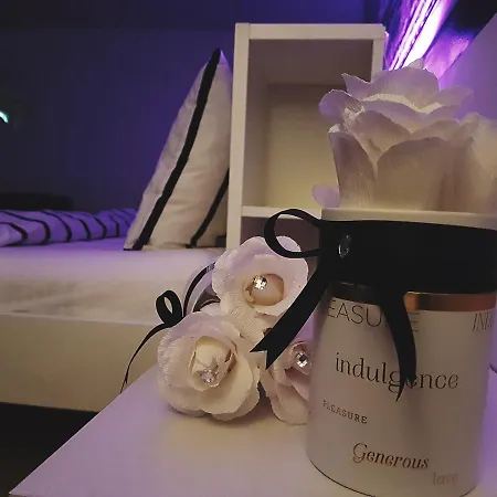 Daire & Pool White House