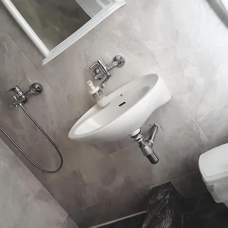 Daire & Pool White House