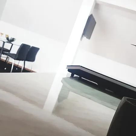 Daire & Pool White House *