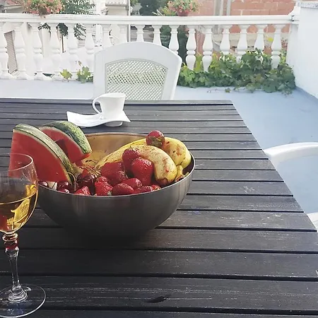 Daire & Pool White House