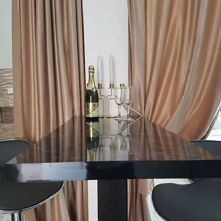 & Pool White House Daire