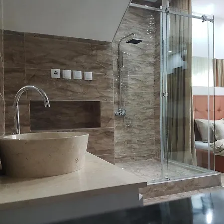 & Pool White House Daire