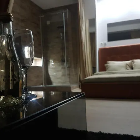 Daire & Pool White House