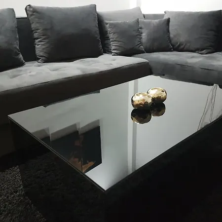 Daire & Pool White House *