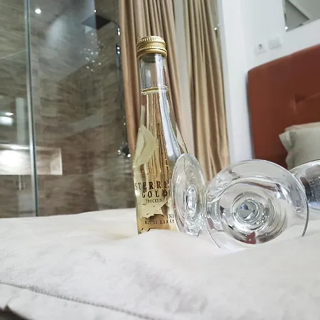 Daire & Pool White House *